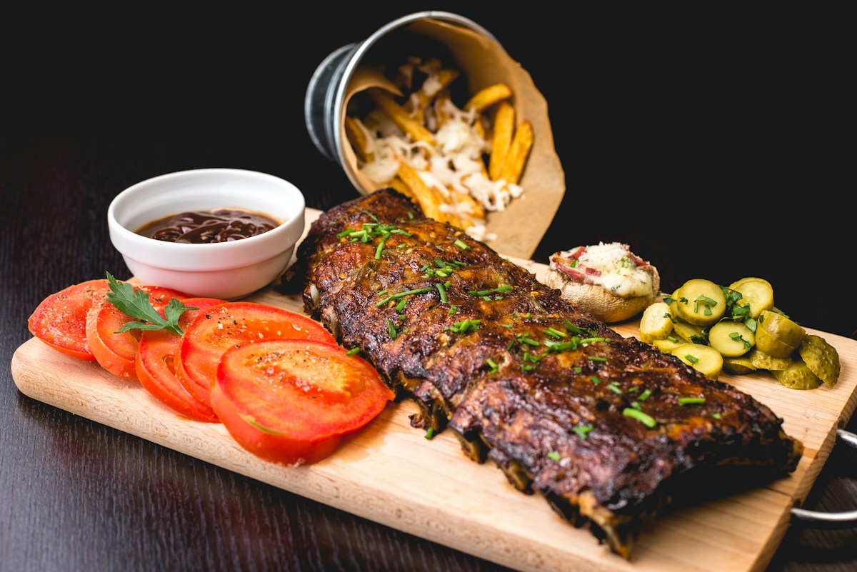 Viande grillée accompagnée de légumes