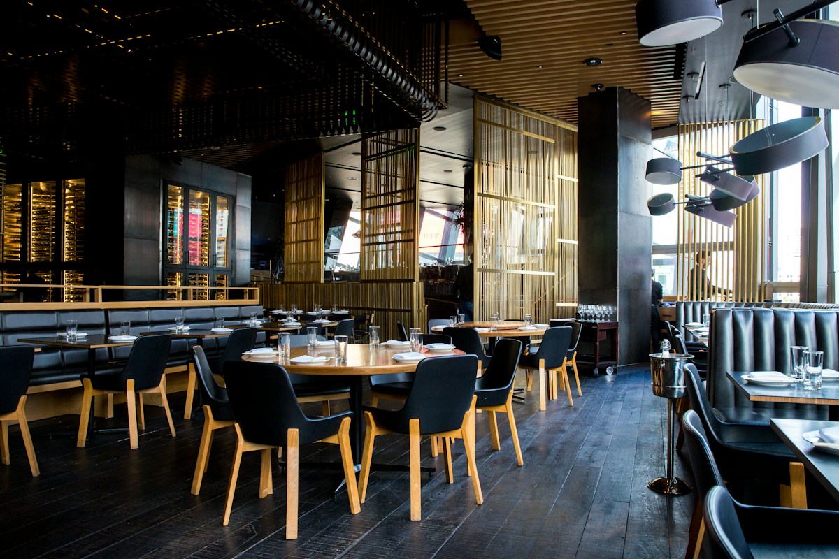 Intérieur lumineux et accueillant d’un restaurant contemporain