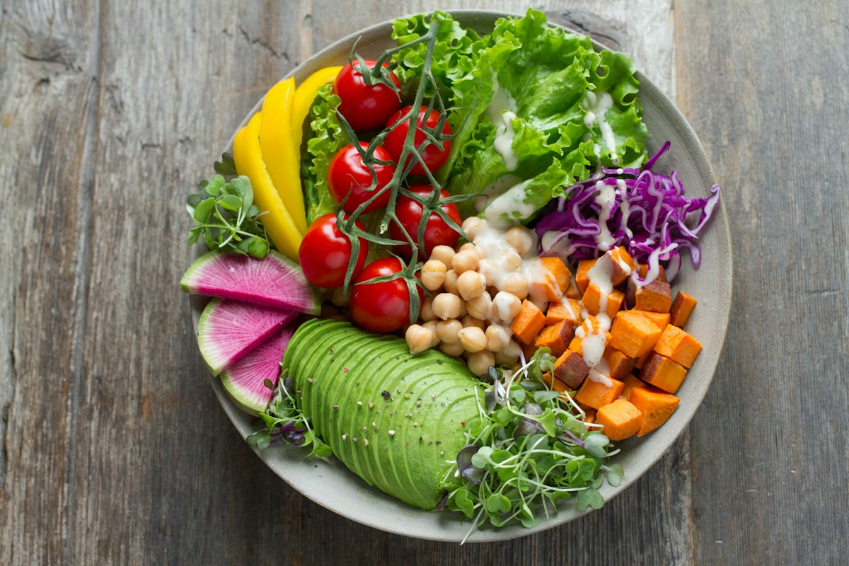 Assiette de légumes frais et de saison