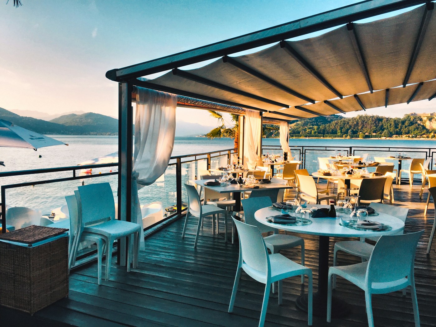 Terrasse de restaurant au cadre verdoyant